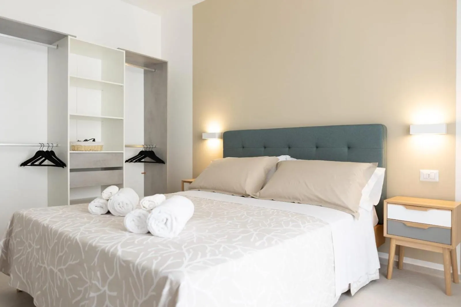 Ruggero 156 Apartments チェファル