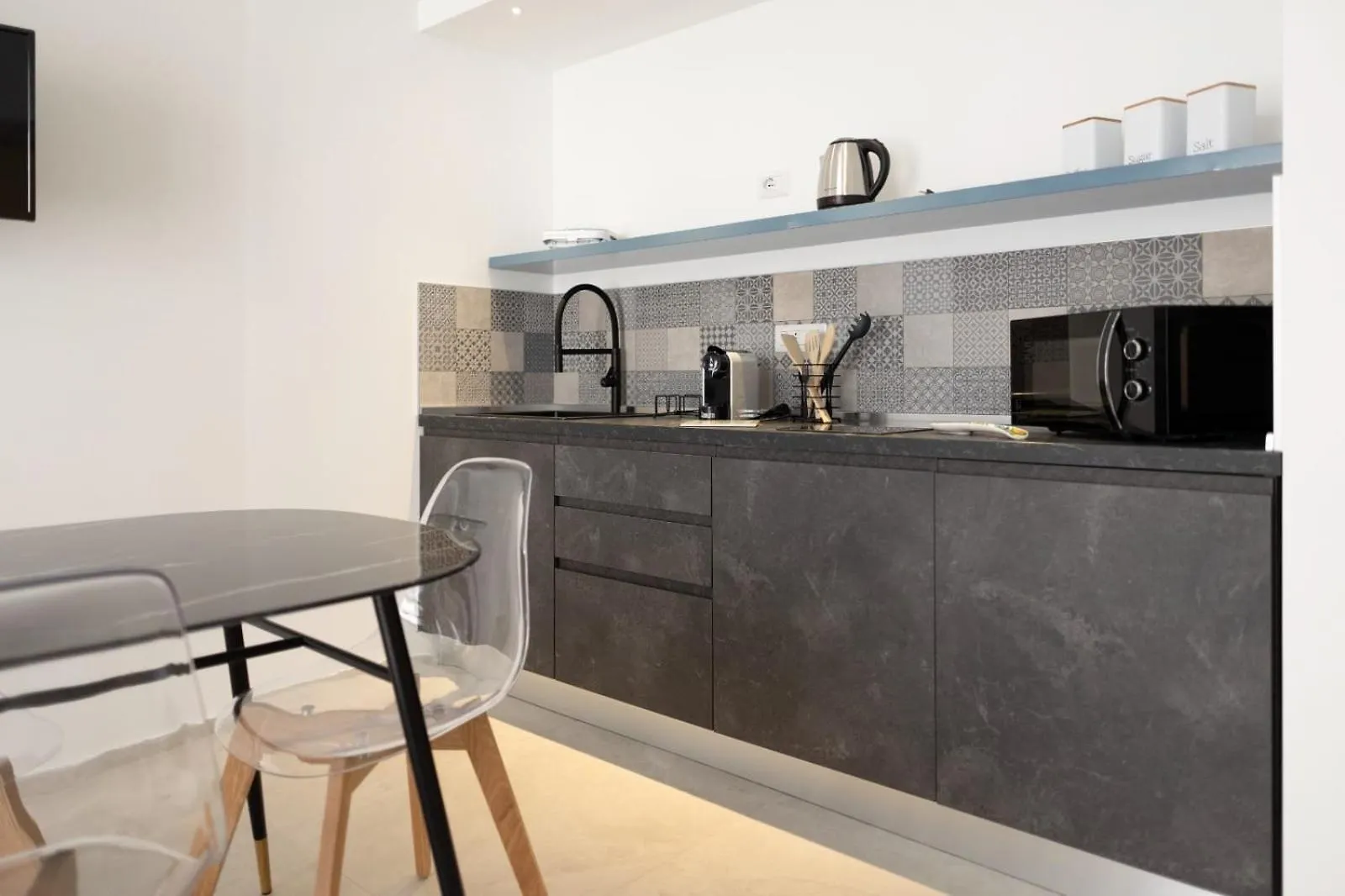 Ruggero 156 Apartments チェファル