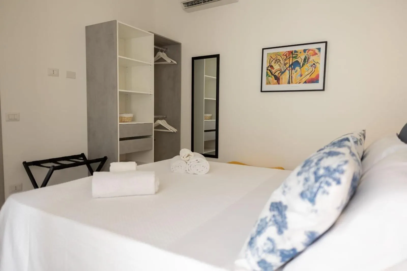 Ruggero 156 Apartments チェファル